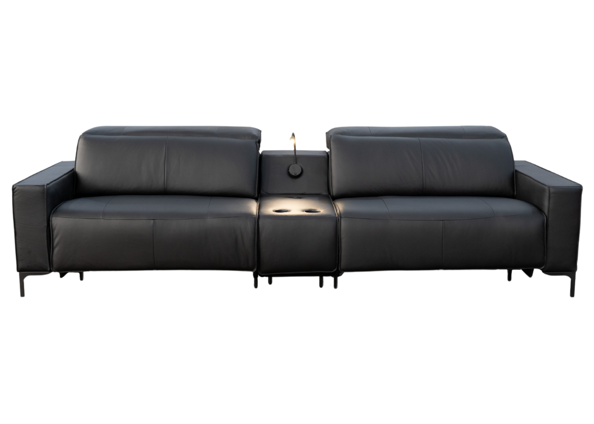Sofá automatizado Casablanca em couro natural com console central e pés em ferro. Vista frontal sobre fundo neutro, ideal para ambientes contemporâneos que valorizam conforto, funcionalidade e acabamento refinado.