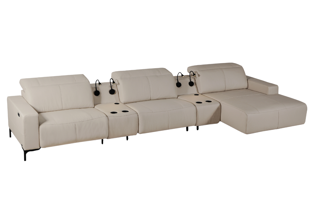 Sofá automatizado com console, revestido em couro natural, com design moderno e pés metálicos. Vista frontal sobre fundo neutro, ideal para salas de estar que combinam tecnologia, conforto e sofisticação.