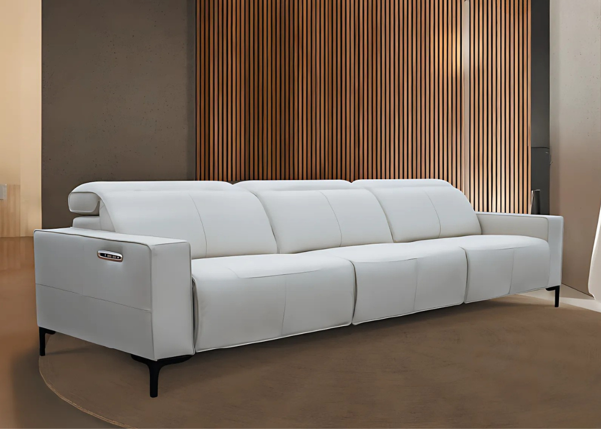 Sofá automatizado modelo I em couro natural branco, vista em sala de estar moderna. Design contemporâneo com tecnologia de ponta, ideal para ambientes sofisticados e funcionais.
