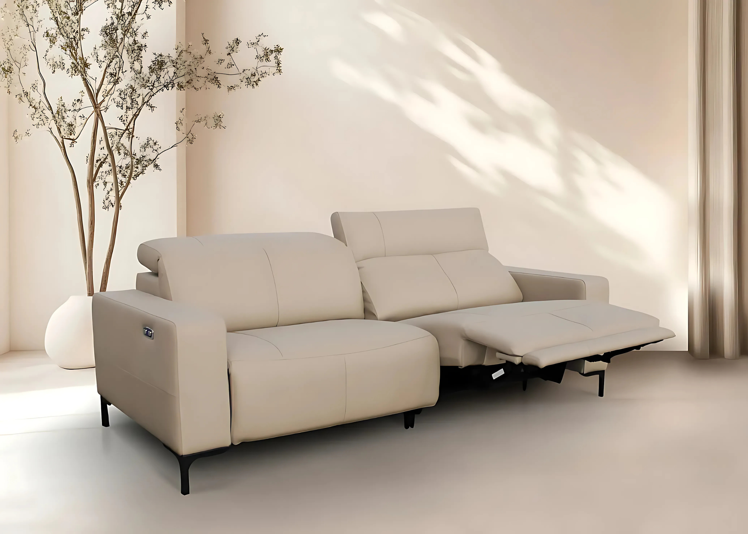 ofá automatizado em couro natural, inserido em ambiente moderno com decoração minimalista. Design elegante, pés metálicos e sistema de reclinação, ideal para composições sofisticadas e funcionais.