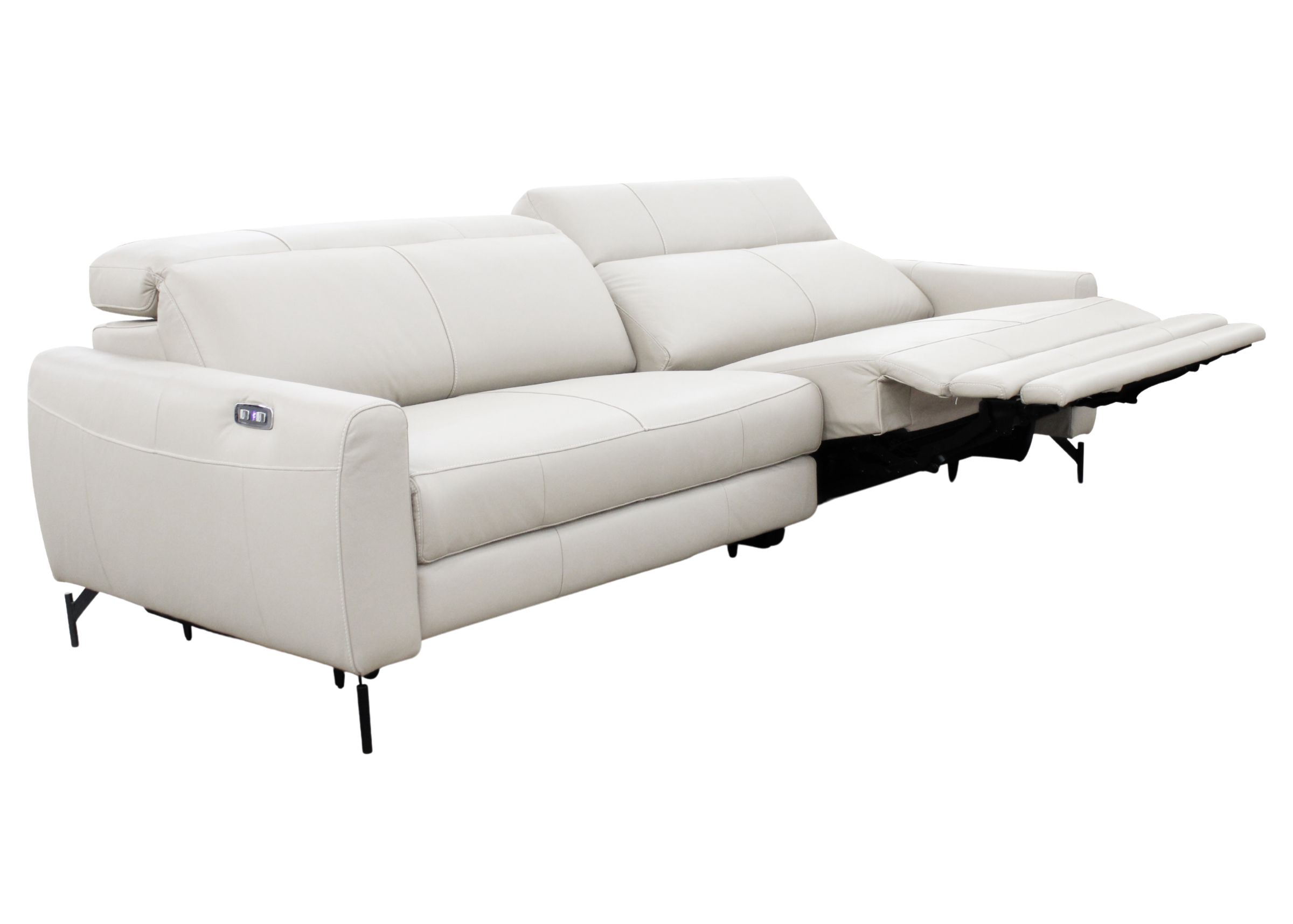 Sofá automatizado com revestimento em couro natural, três lugares, vista frontal sobre fundo neutro. Design contemporâneo com foco em conforto e tecnologia discreta para ambientes sofisticados.