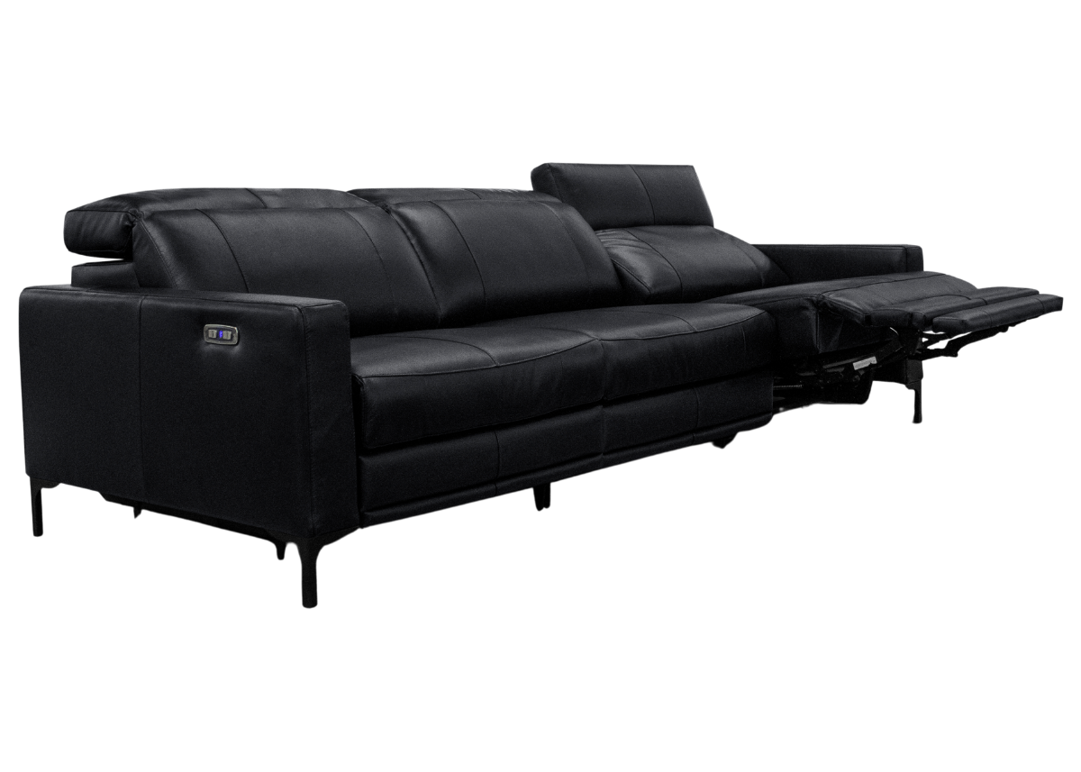 Sofá Ravello automatizado em couro natural com pés em ferro, vista sobre fundo neutro. Móvel elegante e tecnológico para decoração de salas de estar modernas e ambientes refinados.