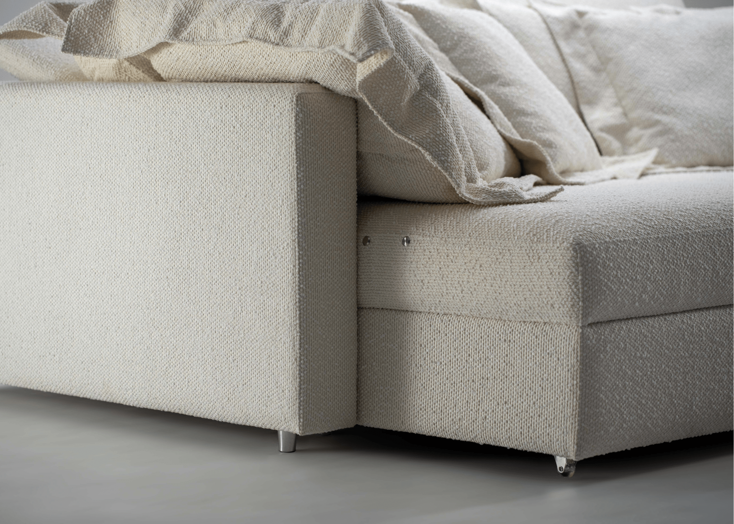 Sofá Automatizado Lola com acabamento de alto padrão e visual atemporal para interiores sofisticados.