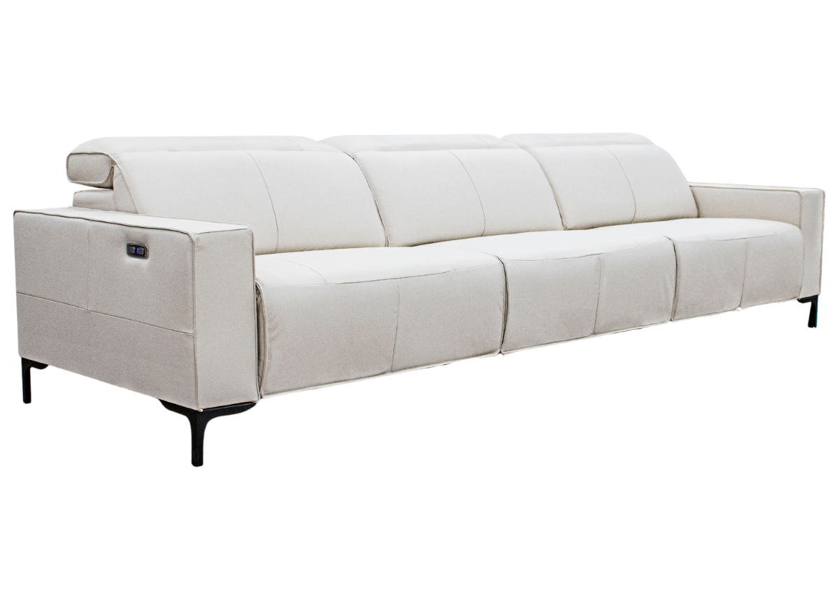 Sofá Casablanca I automatizado de três lugares em tecido claro, vista sobre fundo neutro. Móvel moderno para decoração de sala de estar com conforto e tecnologia.