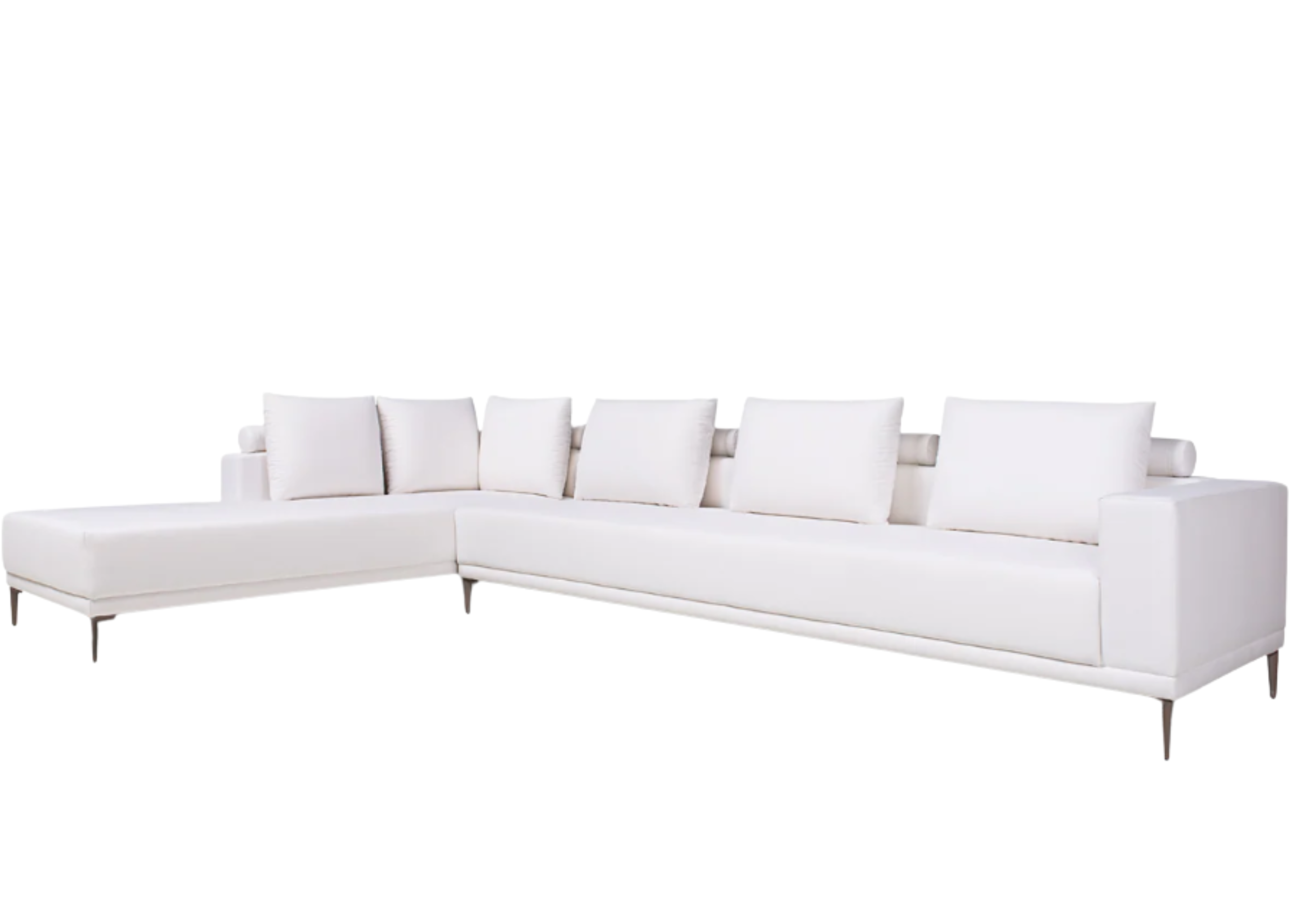 Sofá Beatriz com almofadas decorativas, apresentando design elegante e confortável, ideal para compor ambientes modernos e acolhedores.