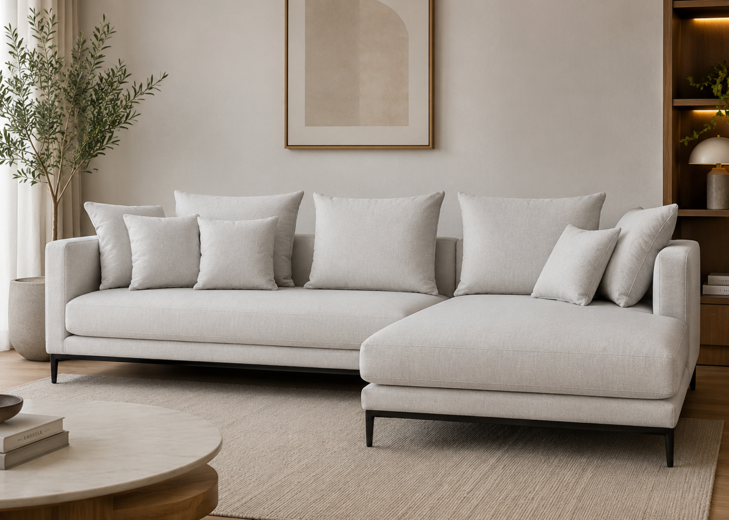 Sofá Bele com almofadas decorativas, apresentando design elegante e sofisticado, ideal para compor ambientes modernos e acolhedores.