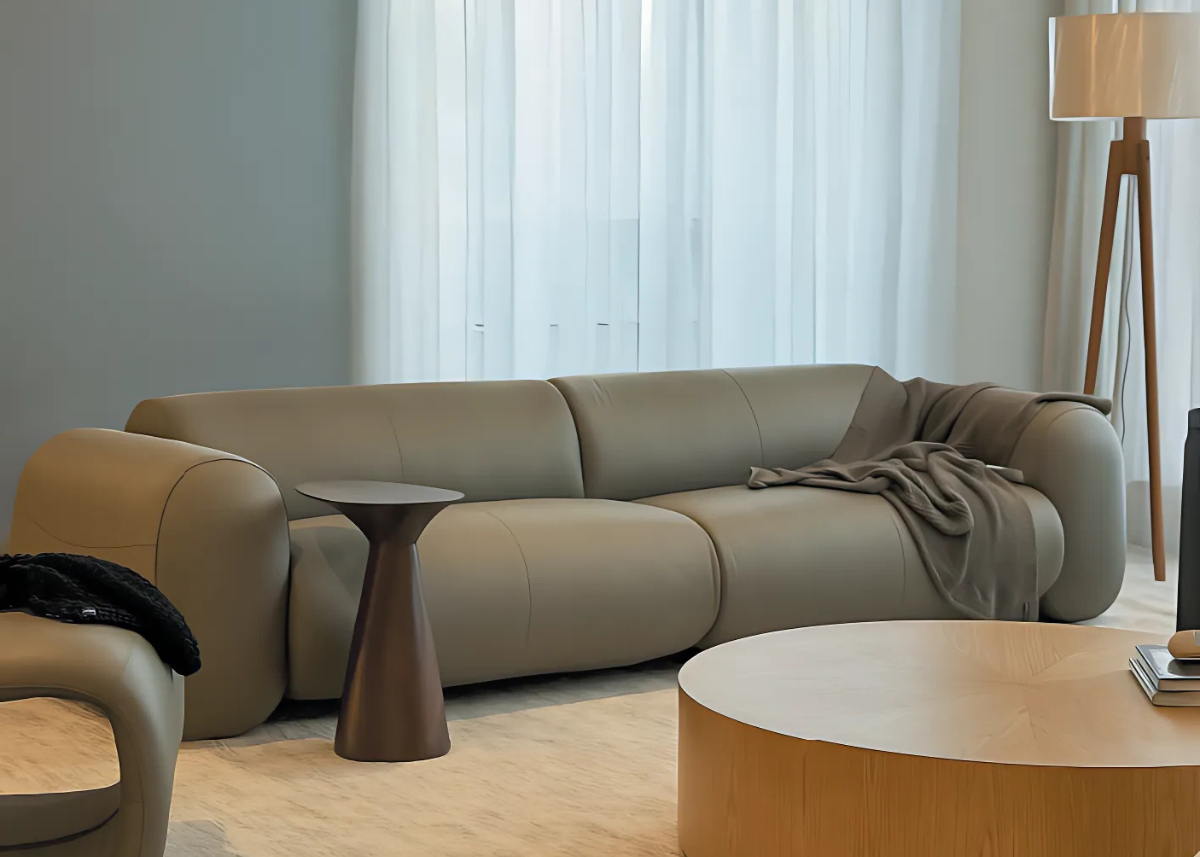 Sofá Belleza de dois lugares em couro natural, inserido em ambiente sofisticado com decoração contemporânea. Design elegante e acabamento refinado, ideal para composições que valorizam conforto e estilo.