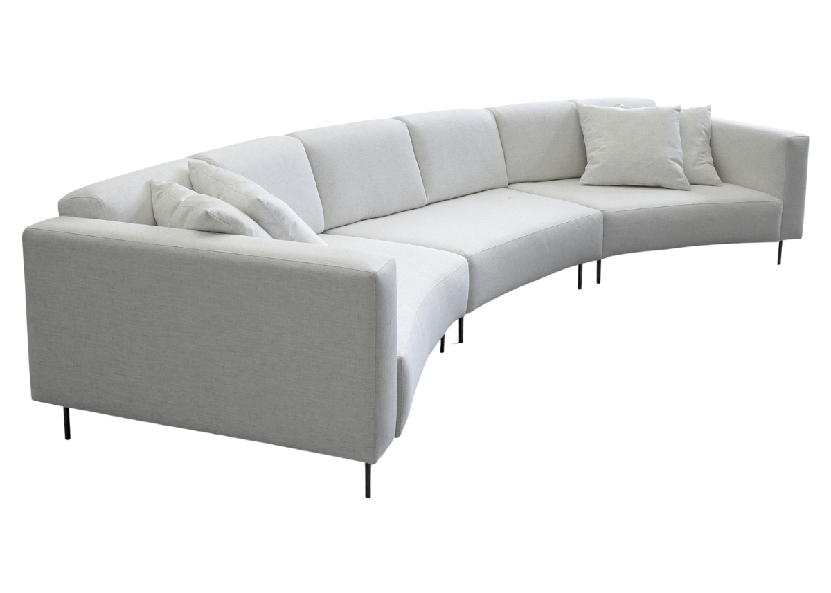 Sofá bipartido curvo em tecido cinza com design moderno e assentos distintos, vista sobre fundo neutro. Móvel confortável e contemporâneo, ideal para salas de estar sofisticadas.