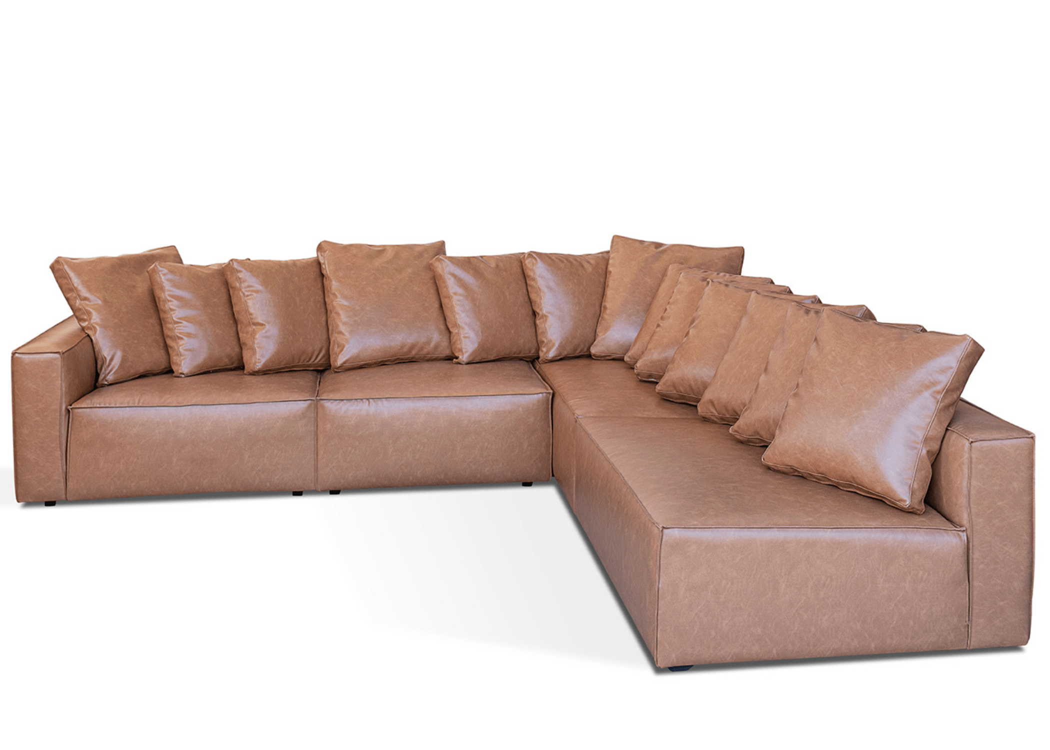 Sofá de canto moderno em L Antoni, marrom caramelo, com almofadas soltas e design contemporâneo. Ideal para salas elegantes e ambientes amplos.