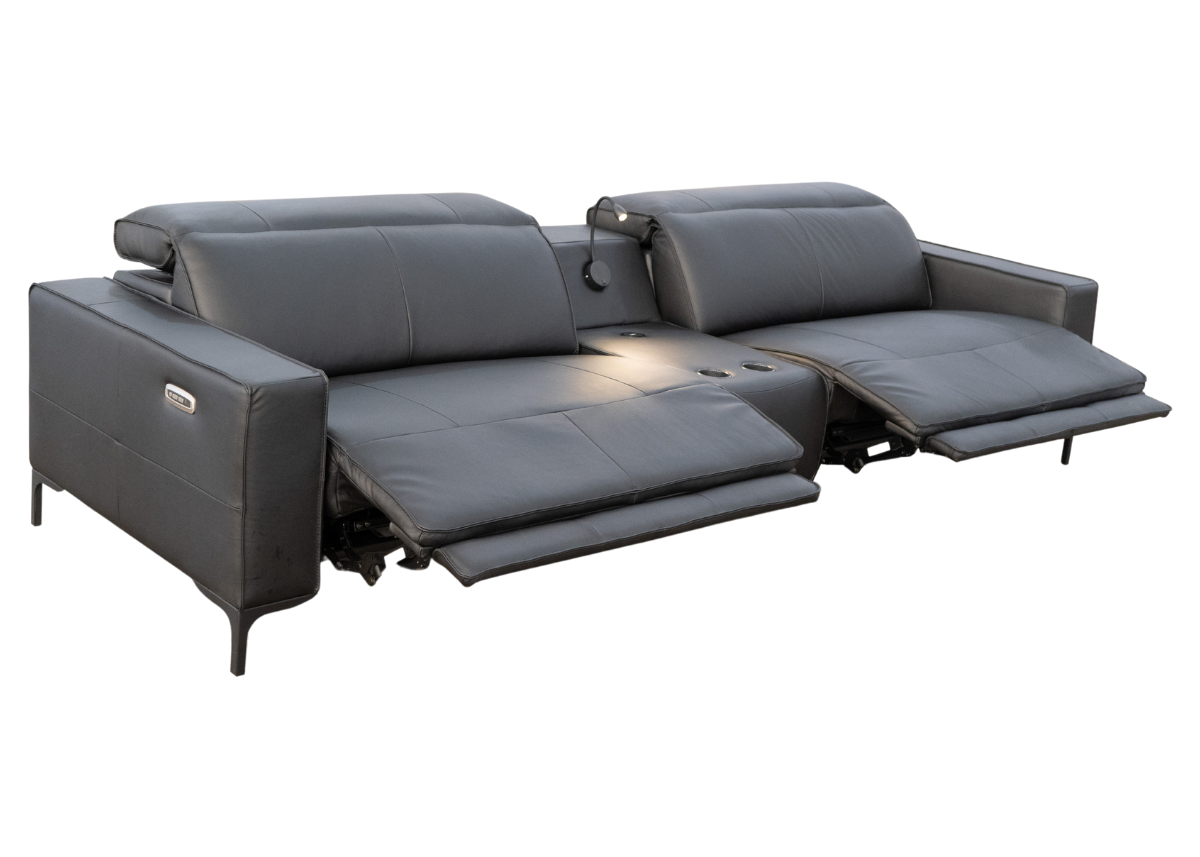 Sofá em couro natural com sistema automatizado e console central, pés em ferro e design contemporâneo. Vista frontal sobre fundo neutro, ideal para salas de estar elegantes com foco em conforto e funcionalidade.