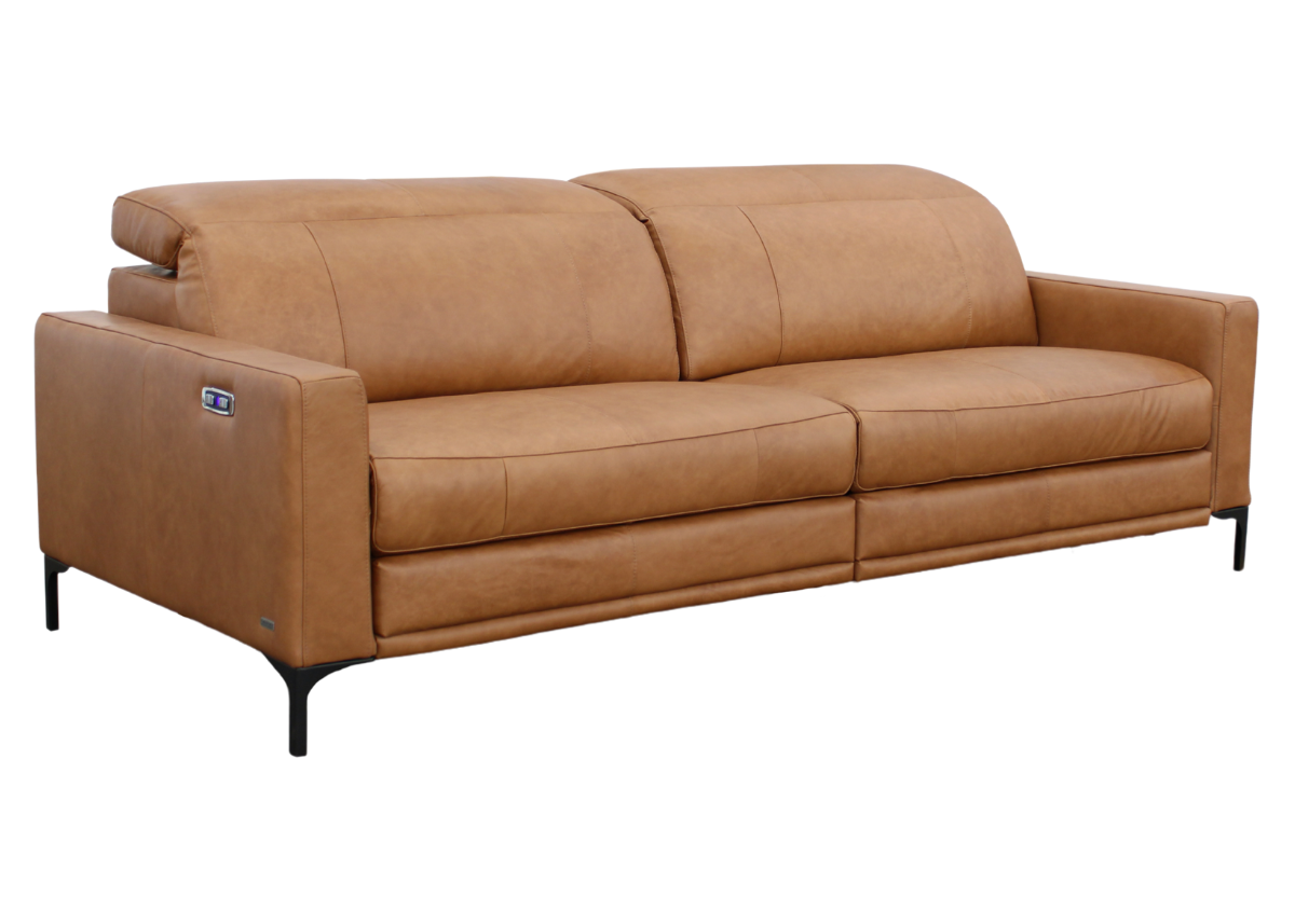 O Sofá Ravello Dois Lugares é a perfeita tradução do conforto contemporâneo com acabamento premium. Compacto e sofisticado, ele se destaca pelo seu design elegante e funcionalidade de alto nível.
Sofá Ravello de dois lugares em couro natural com pés em ferro e mecanismo automatizado, vista sobre fundo neutro. Móvel contemporâneo para decoração de salas de estar, espaços de convivência ou ambientes corporativos elegantes.