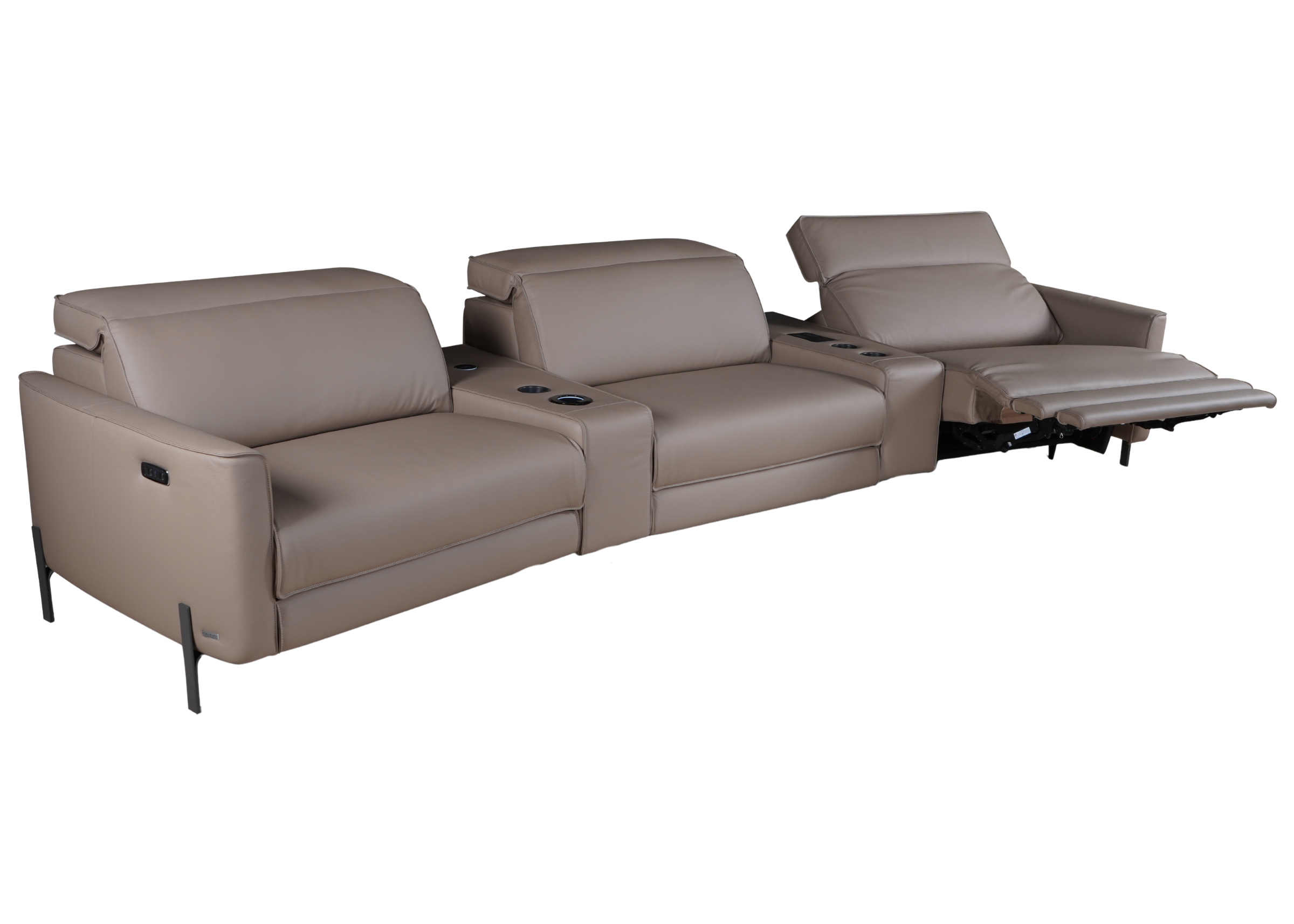 Sofá Romano em couro natural, com assento e encosto automatizados, 3 lugares, recurso de carregamento por indução e base em aço carbono, ideal para salas de estar modernas.