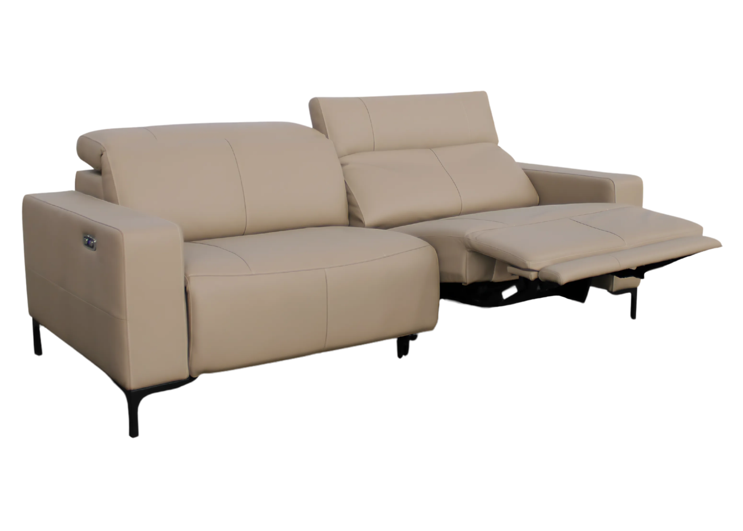 Sofá de dois lugares em couro natural com sistema automatizado de reclinação, pés metálicos e design contemporâneo. Vista frontal sobre fundo neutro, ideal para salas de estar que valorizam conforto e tecnologia discreta.