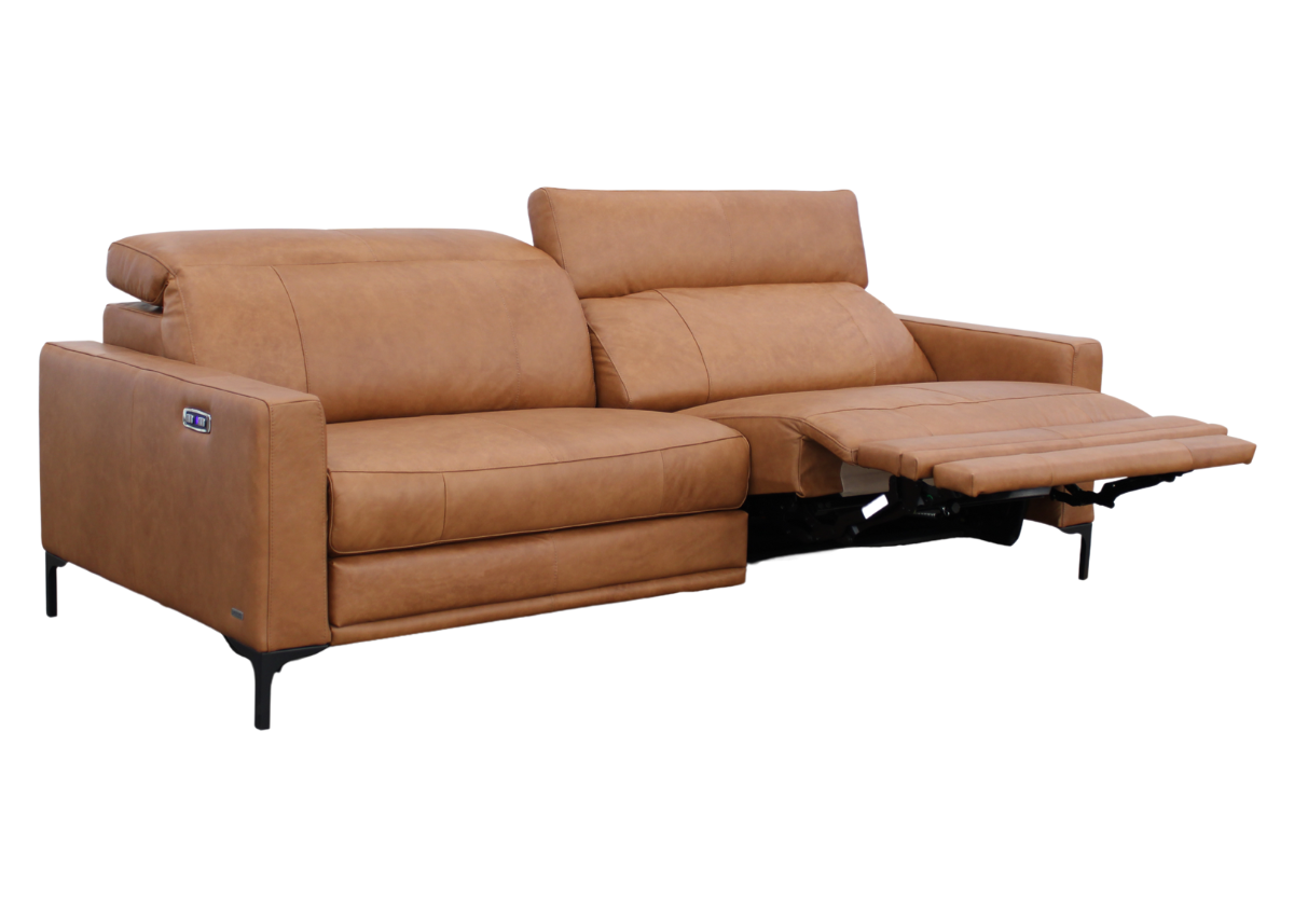 Sofá Ravello em couro natural com sistema automatizado, vista sobre fundo neutro. Móvel elegante e tecnológico para decoração de salas de estar e espaços de convivência contemporâneos.