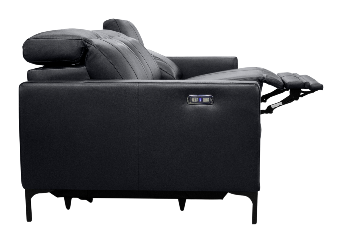 Sofá de três lugares em couro natural com sistema automatizado, vista lateral sobre fundo neutro. Móvel contemporâneo e funcional para decoração de salas de estar sofisticadas.