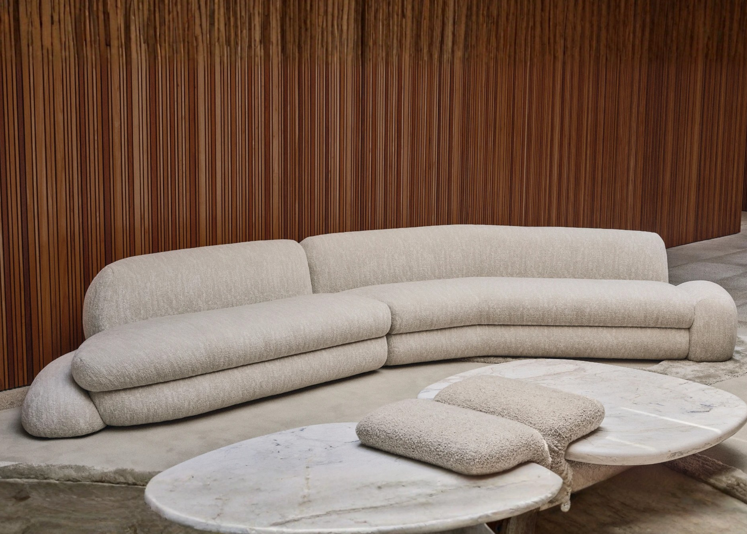 Sofá curvo Arko em sala moderna, sofisticada e luxuosa, apresentando design elegante e confortável, ideal para compor ambientes refinados e acolhedores.