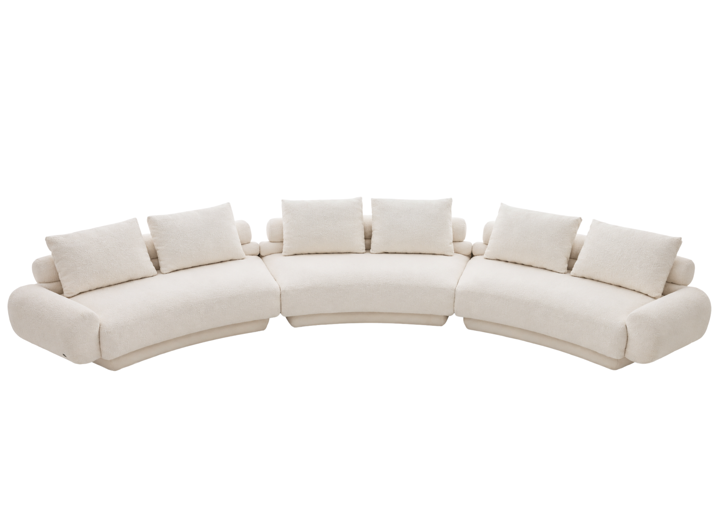 Sofá Curvo Cylos com design curvo, revestimento off white e almofadas decorativas, apresentando elegância e sofisticação para compor ambientes modernos e acolhedores.