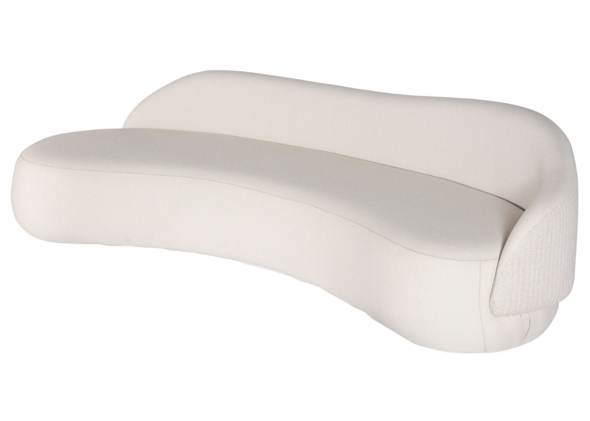 Sofá curvo elegante modelo Halley em tecido claro com design fluido e encosto envolvente, vista frontal sobre fundo neutro. Móvel sofisticado ideal para salas de estar modernas e acolhedoras.