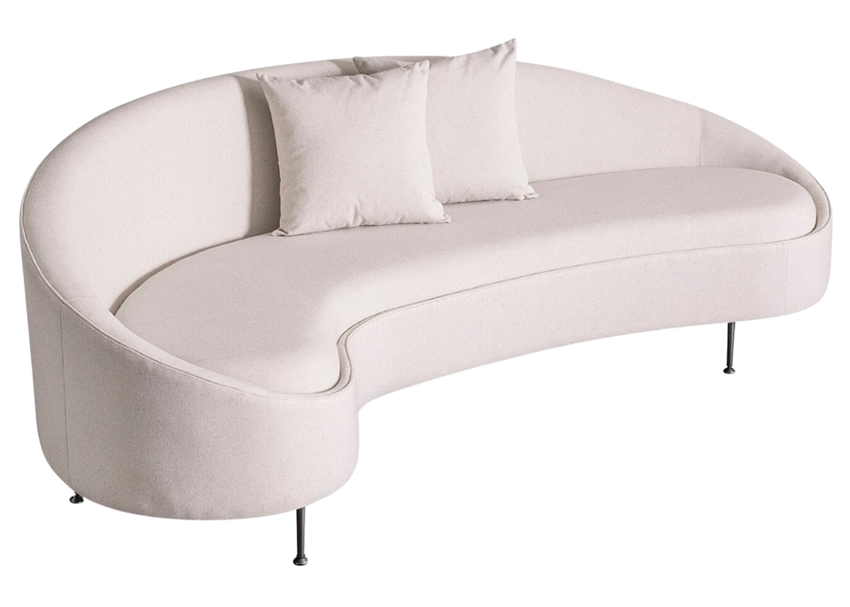 Sofá curvo modelo Donatello em tecido off-white com encosto envolvente e design elegante, vista lateral sobre fundo neutro. Móvel sofisticado ideal para compor salas de estar contemporâneas.