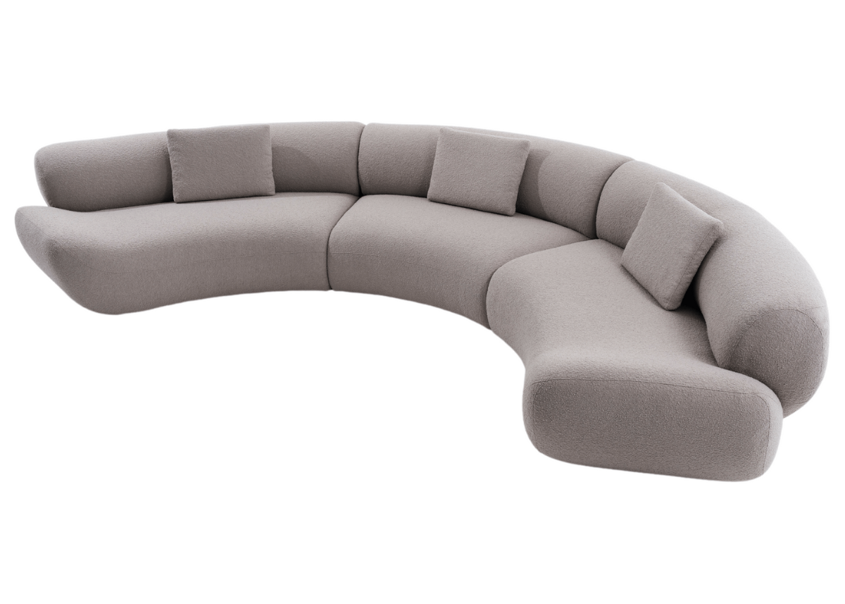 Sofá curvo de três lugares modelo Welle em tecido suave com design fluido e elegante, vista frontal sobre fundo neutro. Móvel moderno e confortável, perfeito para ambientes contemporâneos.