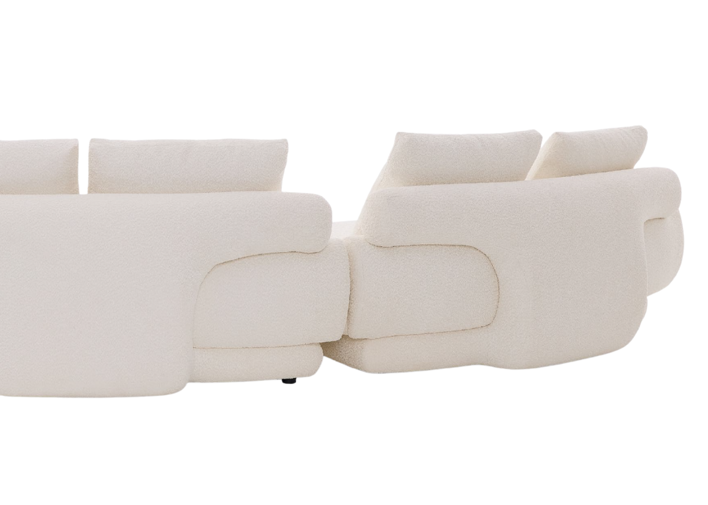 Sofá Curvo Cylos com detalhes sofisticados nas costas, apresentando design elegante e contemporâneo, ideal para compor ambientes modernos e refinados.
