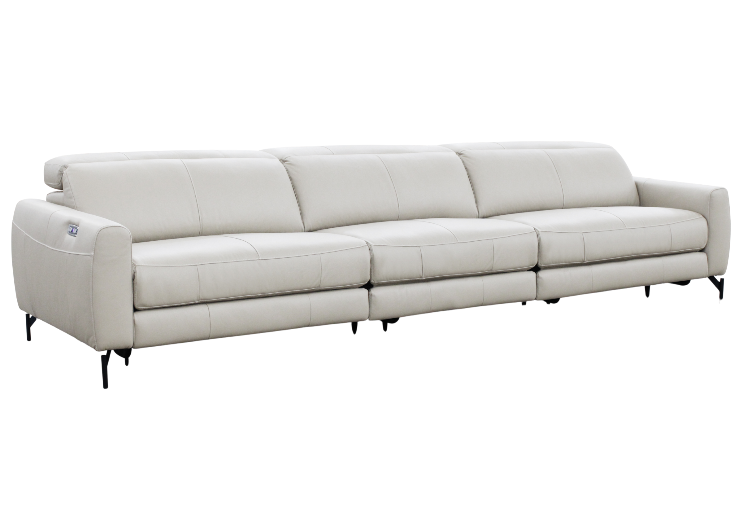 Sofá de três assentos em couro branco, com design minimalista e linhas retas, vista frontal sobre fundo neutro. Ideal para composições elegantes em salas de estar contemporâneas.