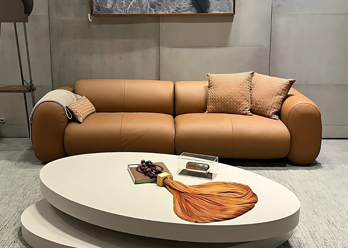 Sofá Belleza de dois lugares em couro natural, posicionado em sala de estar moderna com decoração minimalista. Design clean e acabamento sofisticado, ideal para ambientes contemporâneos.