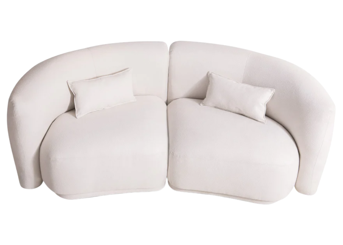 Sofá de dois lugares modelo Merci II em tecido off-white com linhas suaves e encosto almofadado, vista frontal sobre fundo neutro. Móvel elegante e compacto para ambientes sofisticados.
