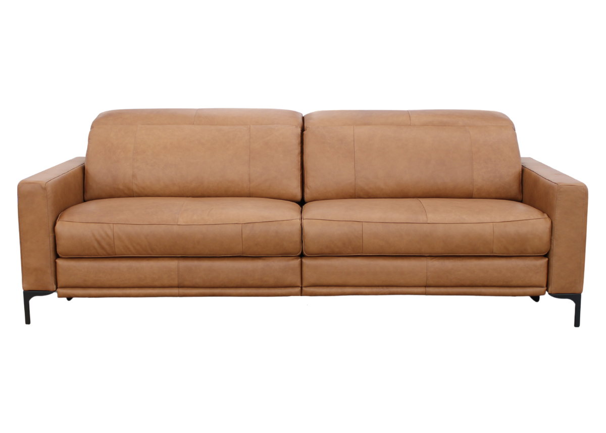 Sofá Ravello de dois lugares com acabamento premium, vista frontal sobre fundo neutro. Móvel compacto e sofisticado para decoração de salas de estar e ambientes corporativos modernos.