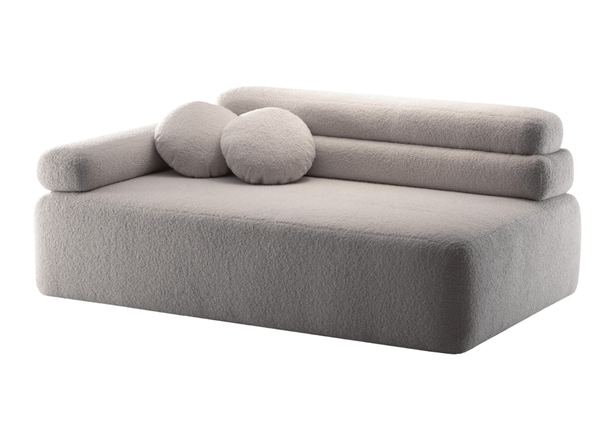 Sofá elegante orgânico Olga em tecido natural, com estrutura suave e linhas curvas, vista lateral sobre fundo neutro. Móvel sofisticado e moderno, ideal para salas de estar ou espaços contemporâneos.