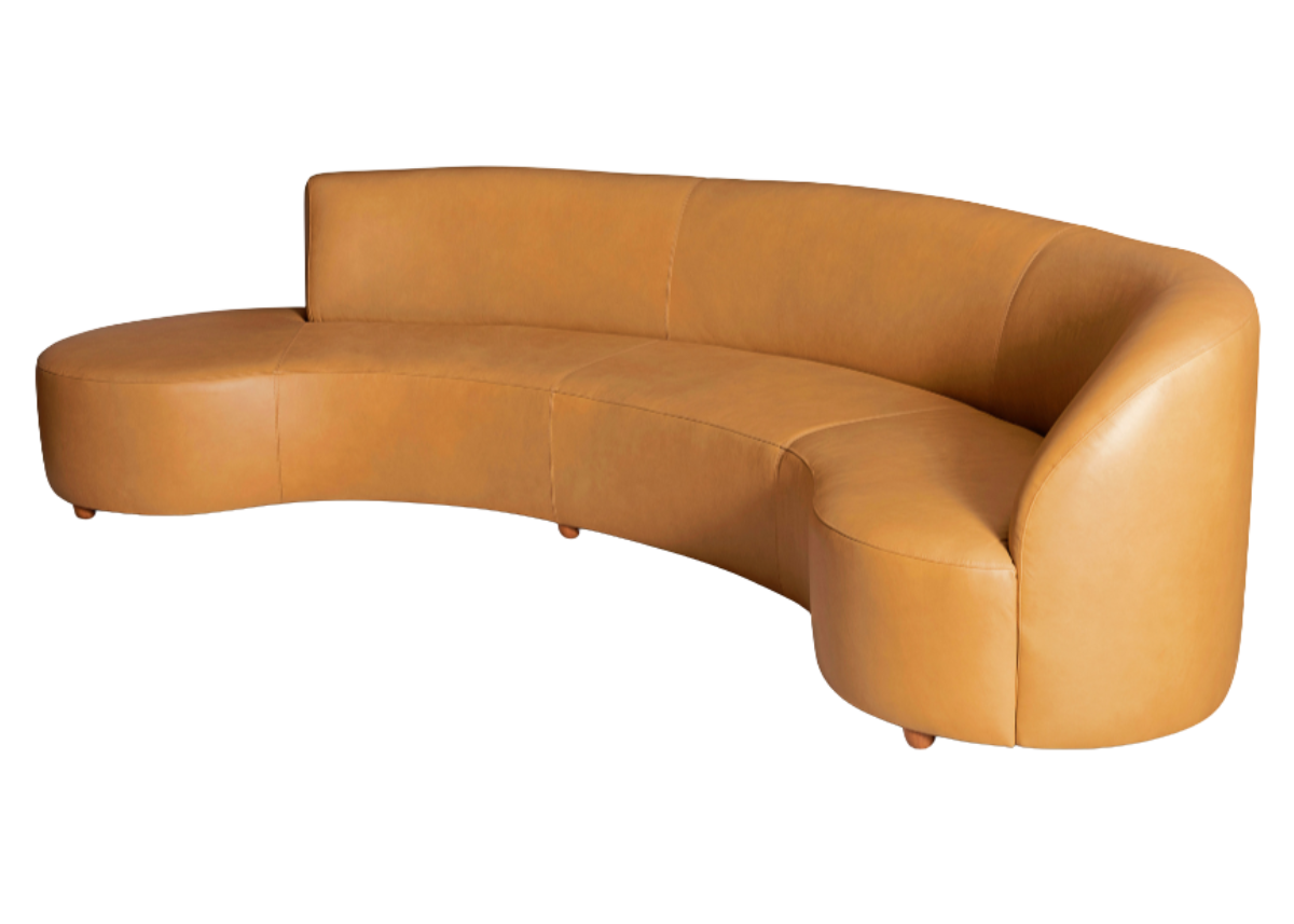 Sofá Eleganza curvo em tecido sofisticado com linhas suaves e design elegante, vista lateral sobre fundo neutro. Móvel moderno e aconchegante, perfeito para ambientes contemporâneos.