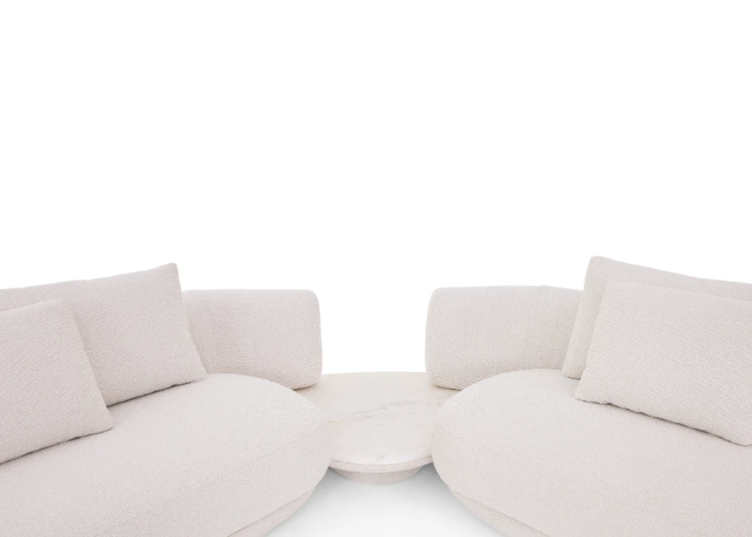 Sofá Élle com detalhe de mesa de canto moderna e revestimento off white, apresentando design elegante e sofisticado, ideal para compor ambientes contemporâneos e refinados.