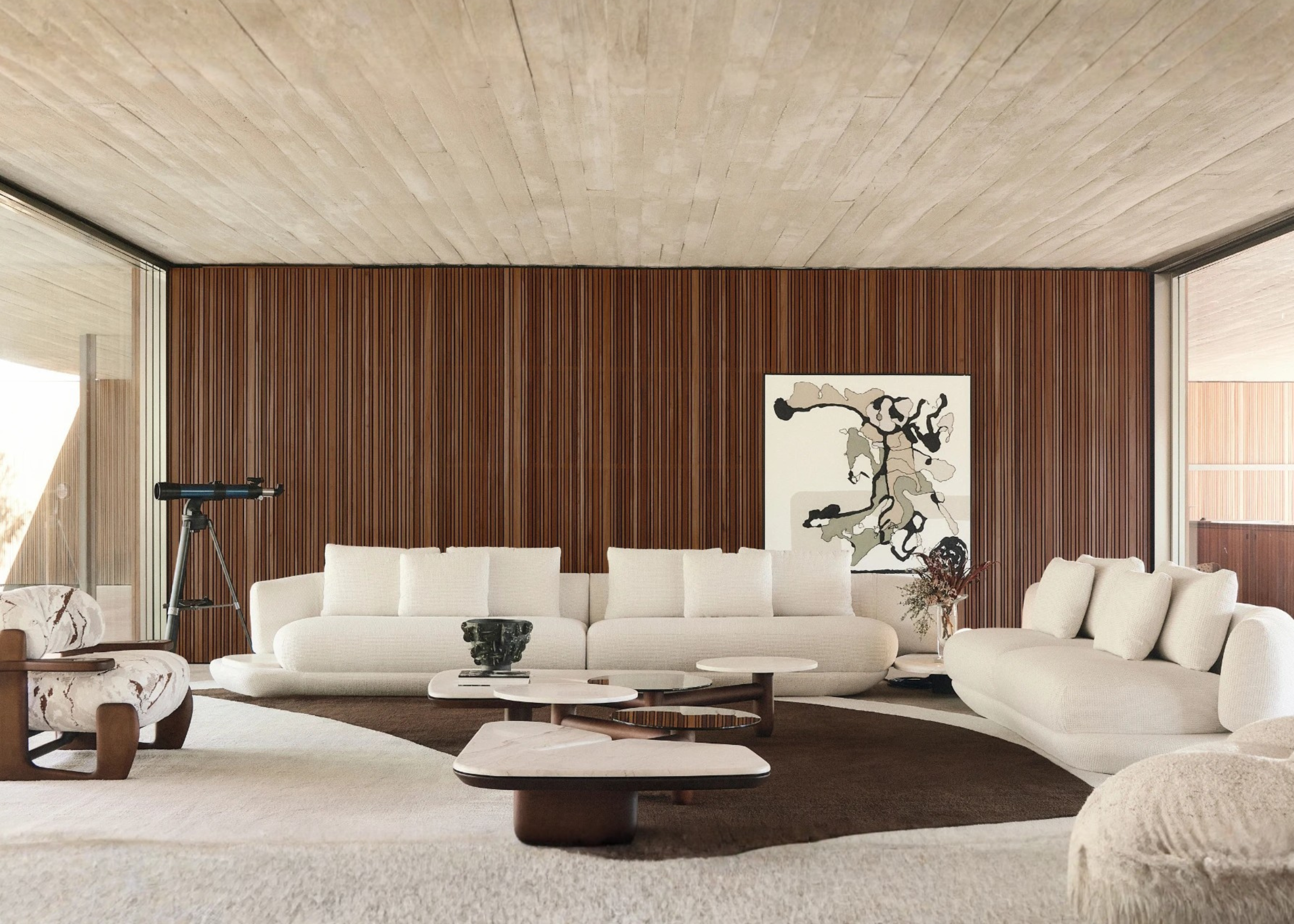 Sofá Élle em sala elegante e contemporânea, apresentando design sofisticado e confortável, ideal para compor ambientes modernos e refinados.