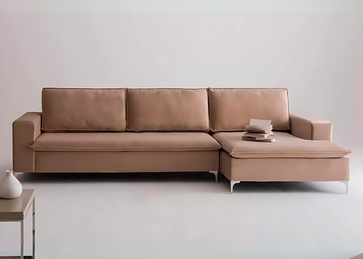 Sofá fixo moderno em veludo marrom claro com detalhe de chaise. Design contemporâneo que oferece conforto e estilo sofisticado para salas de estar elegantes e acolhedoras.