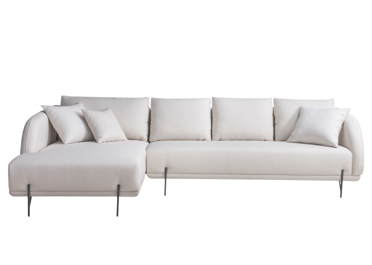 Sofá fixo de três lugares com chaise e revestimento branco, perfeito para salas de estar modernas. Design clean e funcional que une conforto, elegância e praticidade em um só móvel.