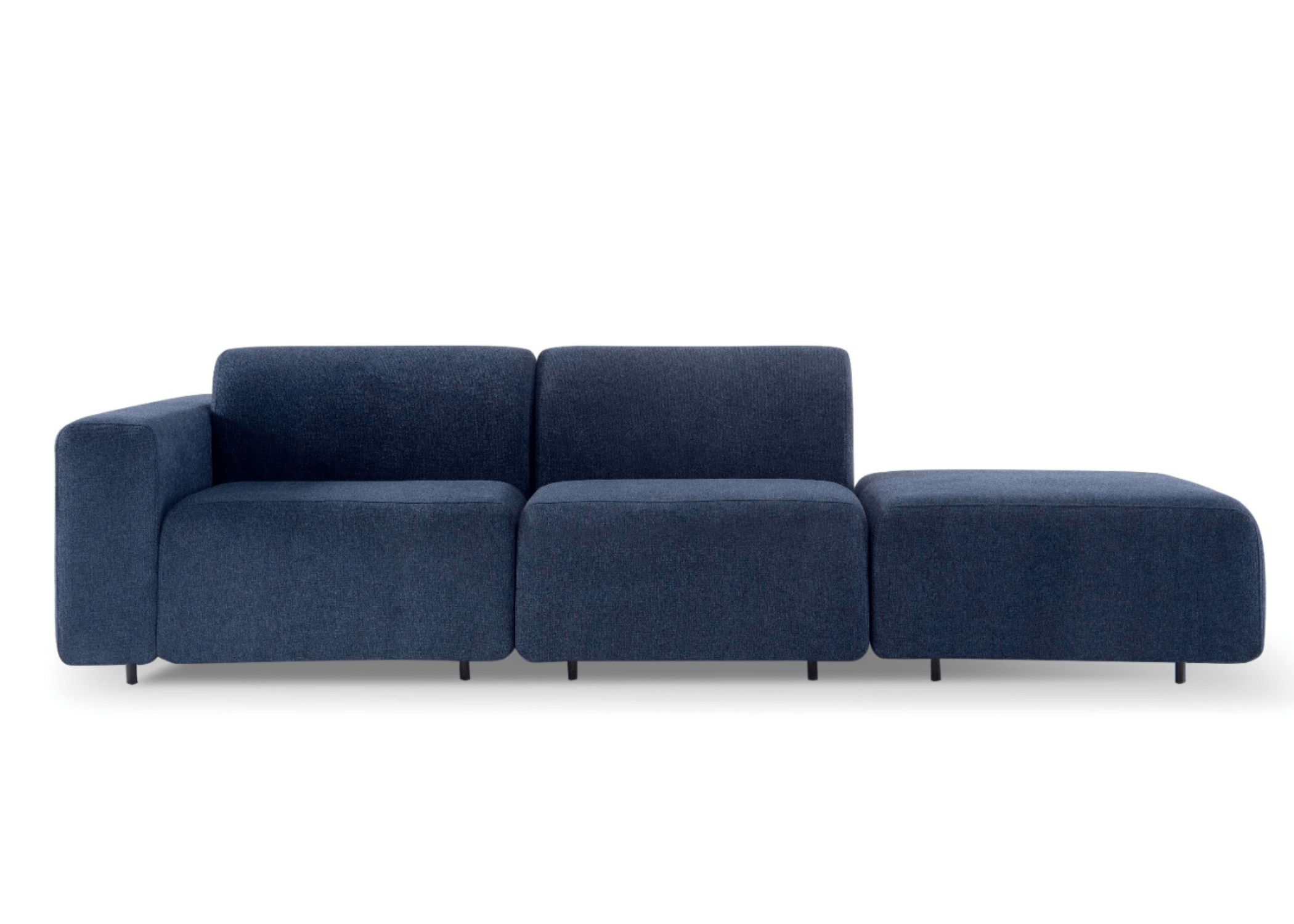 Sofá Ilha Max com puff em perspectiva frontal, com linhas retas e acabamento elegante em tecido azul.