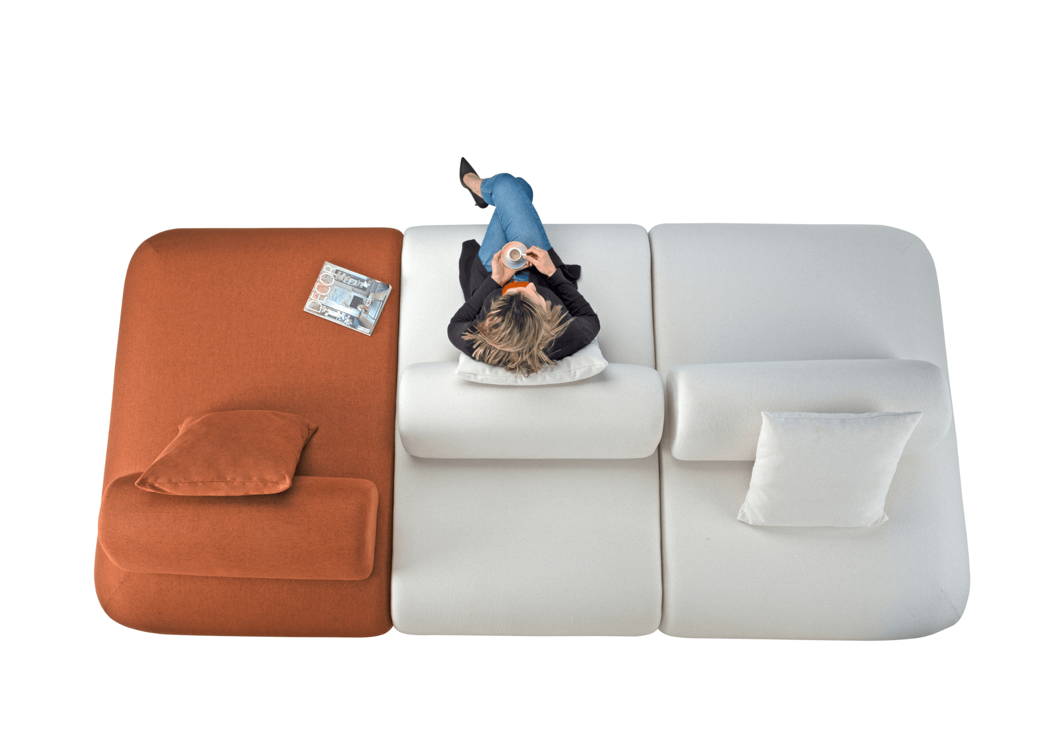 Sofá Ilha Spot em módulo triplo, com estofamento branco e laranja, combinando conforto e sofisticação em um móvel versátil.