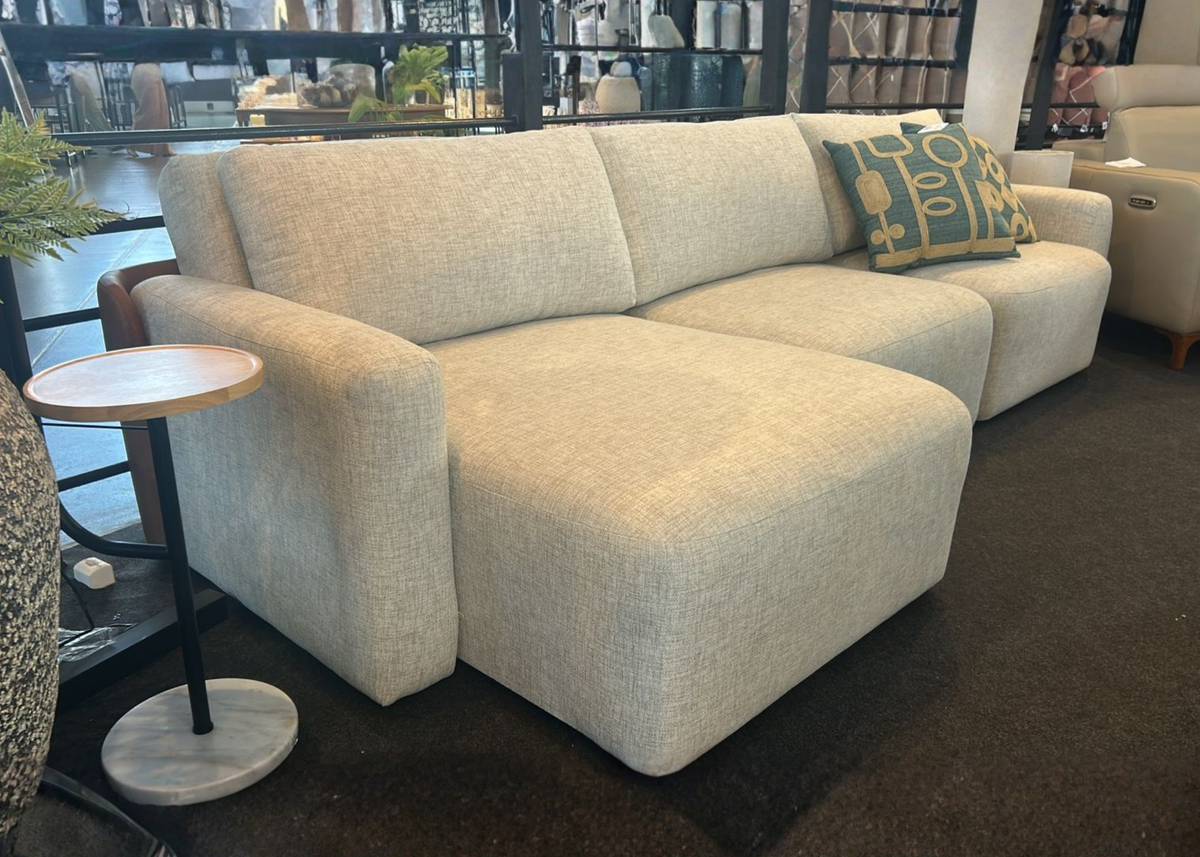 Sofá Lunaris em ambiente sofisticado, com revestimento em linho cinza, apresentando design elegante e contemporâneo, ideal para compor salas de estar modernas, confortáveis e refinadas.