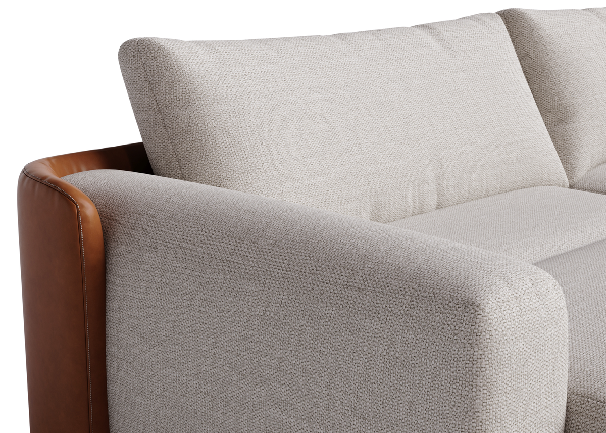 Sofá Lunaris com detalhes em tecido de linho rústico e almofadas elegantes, apresentando design sofisticado e confortável para compor salas de estar modernas e refinadas.