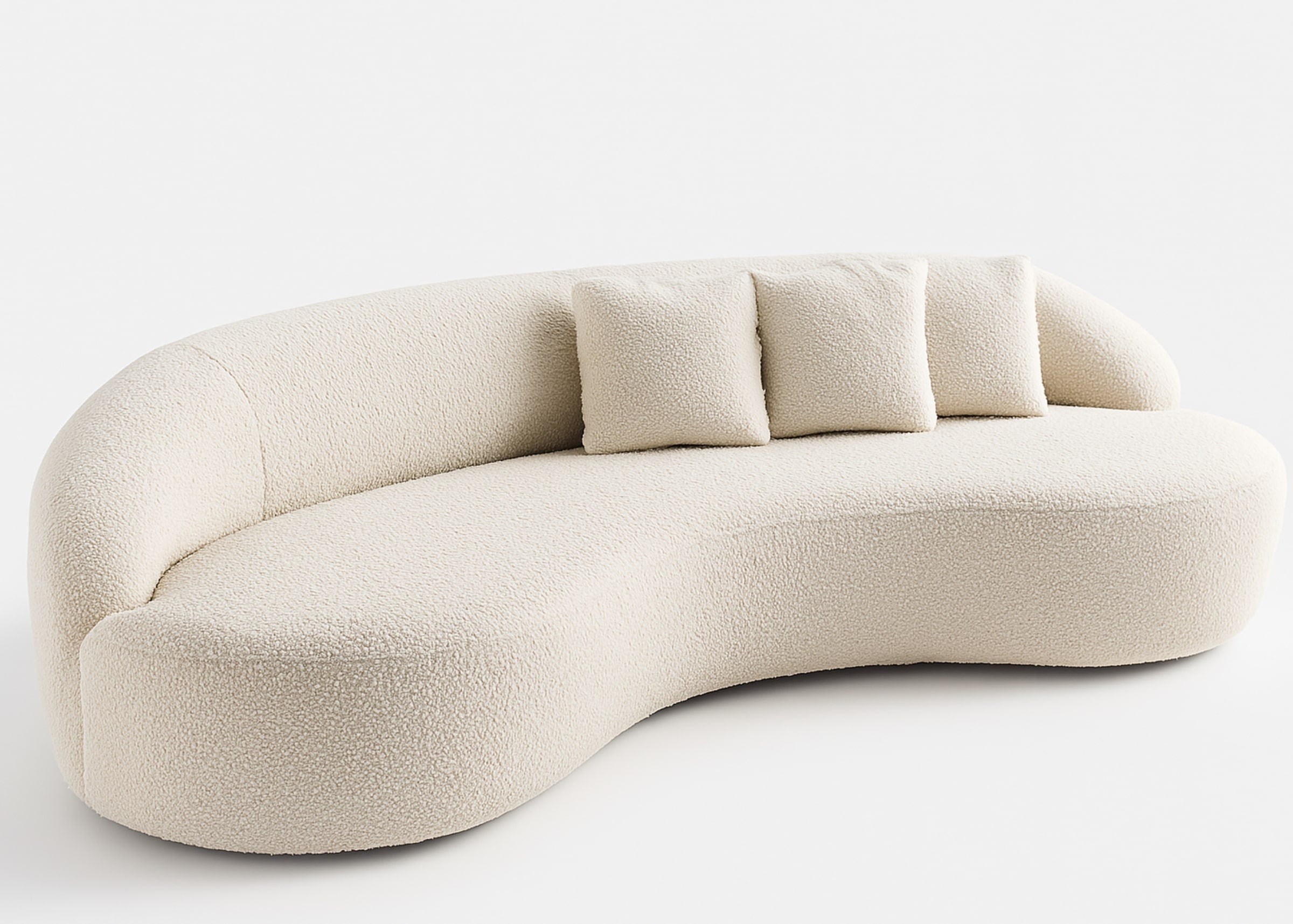 Sofá Orgânico Caleb em tecido bege claro, com design curvo e três almofadas retangulares sobre o assento, proporcionando um visual moderno e acolhedor.