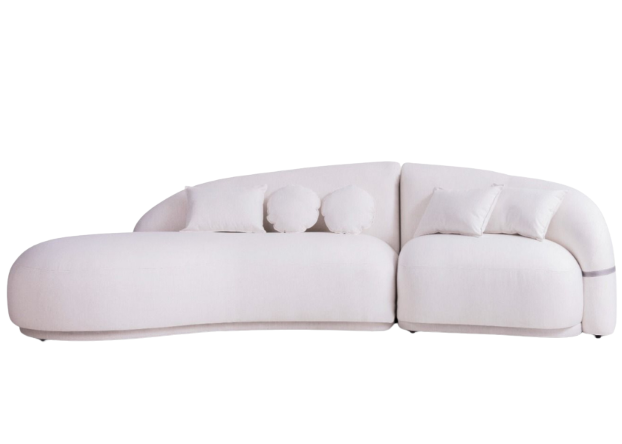 Sofá Merci com formato orgânico e linhas suaves, revestido em tecido claro, vista lateral sobre fundo neutro. Peça de design moderno para decoração de salas de estar com estilo contemporâneo e acolhedor.