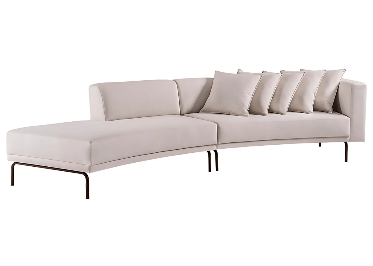 Sofá Rocco curvo em tecido sofisticado com formas arredondadas e design elegante, vista frontal sobre fundo neutro. Móvel moderno e confortável, perfeito para ambientes contemporâneos e acolhedores.