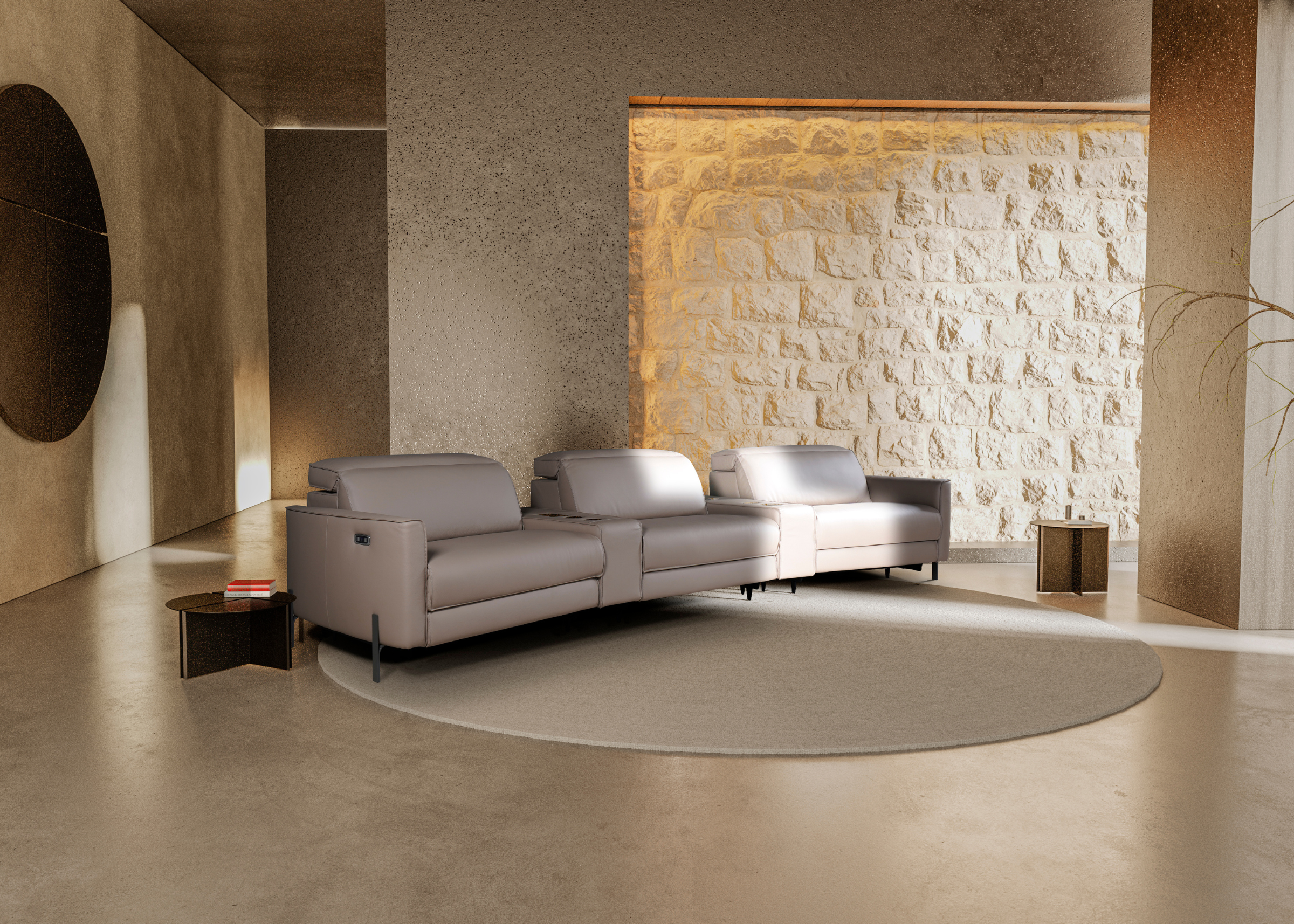 Sofá moderno para sala de estar, revestido em couro natural off-white, equipado com sistema automatizado de assento e encosto, carregador por indução e base em aço carbono, modelo Romanno.