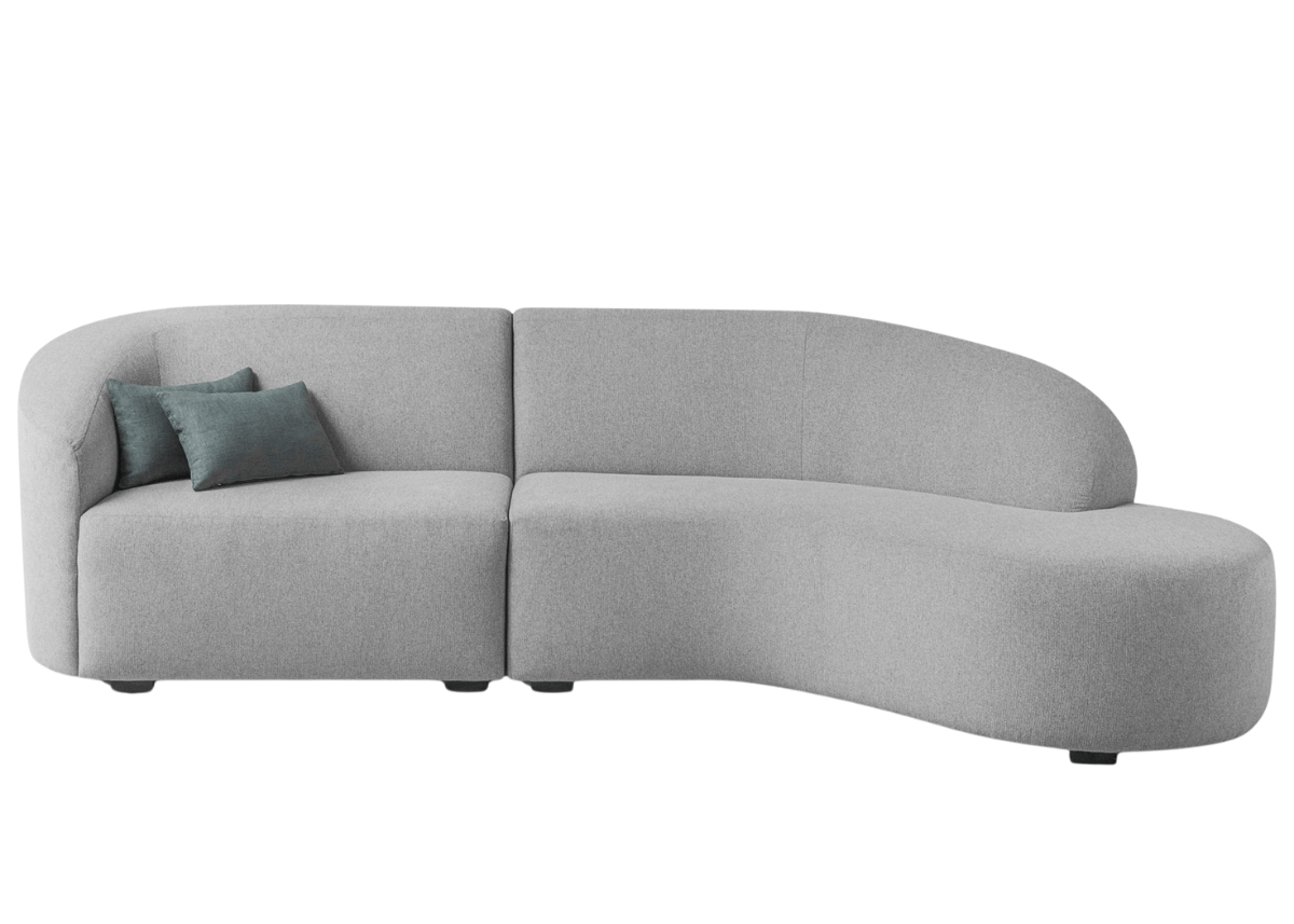Sofá de três lugares modelo Hana em tecido claro com linhas retas e design minimalista, vista frontal sobre fundo neutro. Móvel elegante e confortável para salas de estar modernas.
