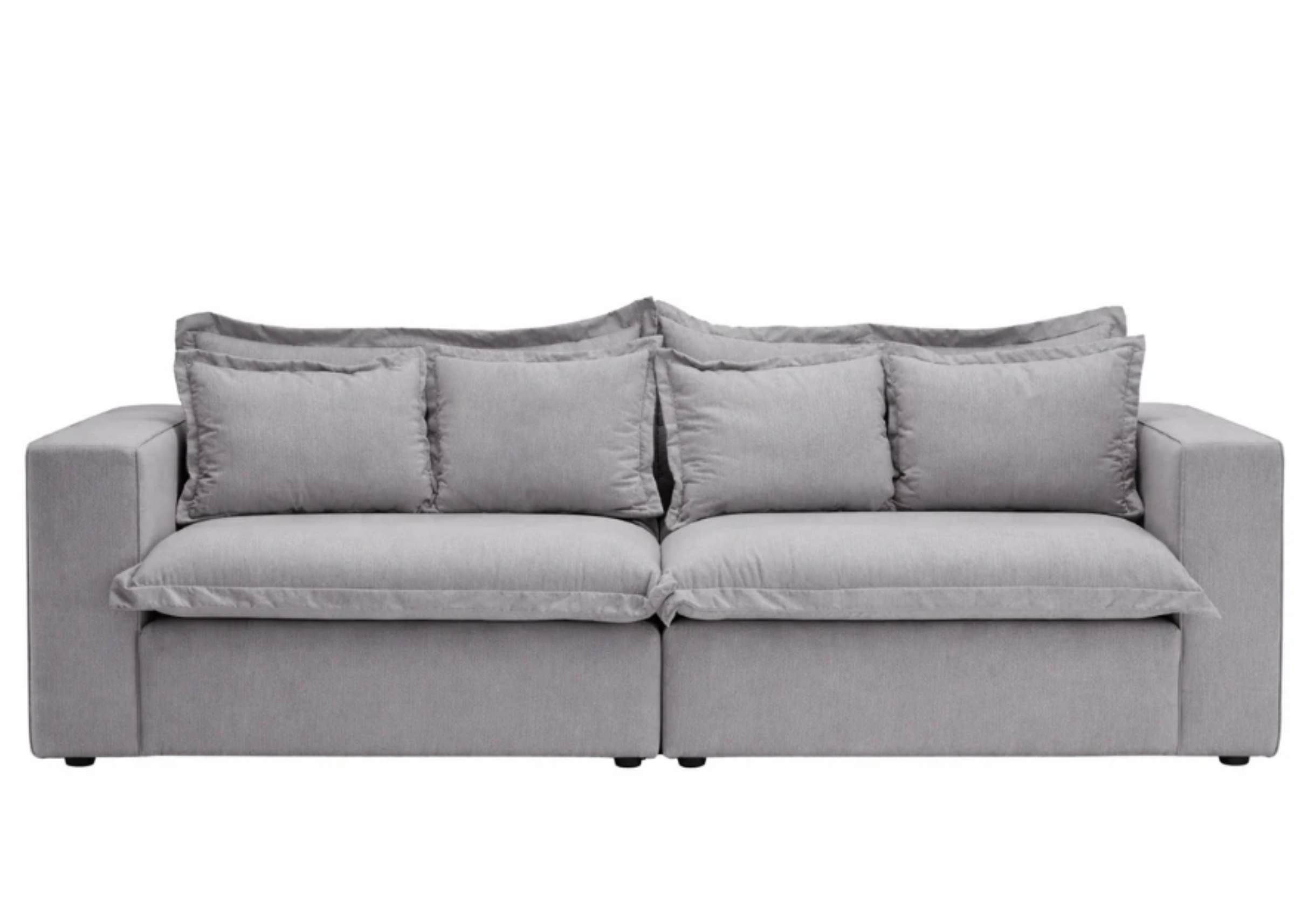 Sofá Vicente com assento amplo e confortável, acabamento clean e visual minimalista para ambientes sofisticados.