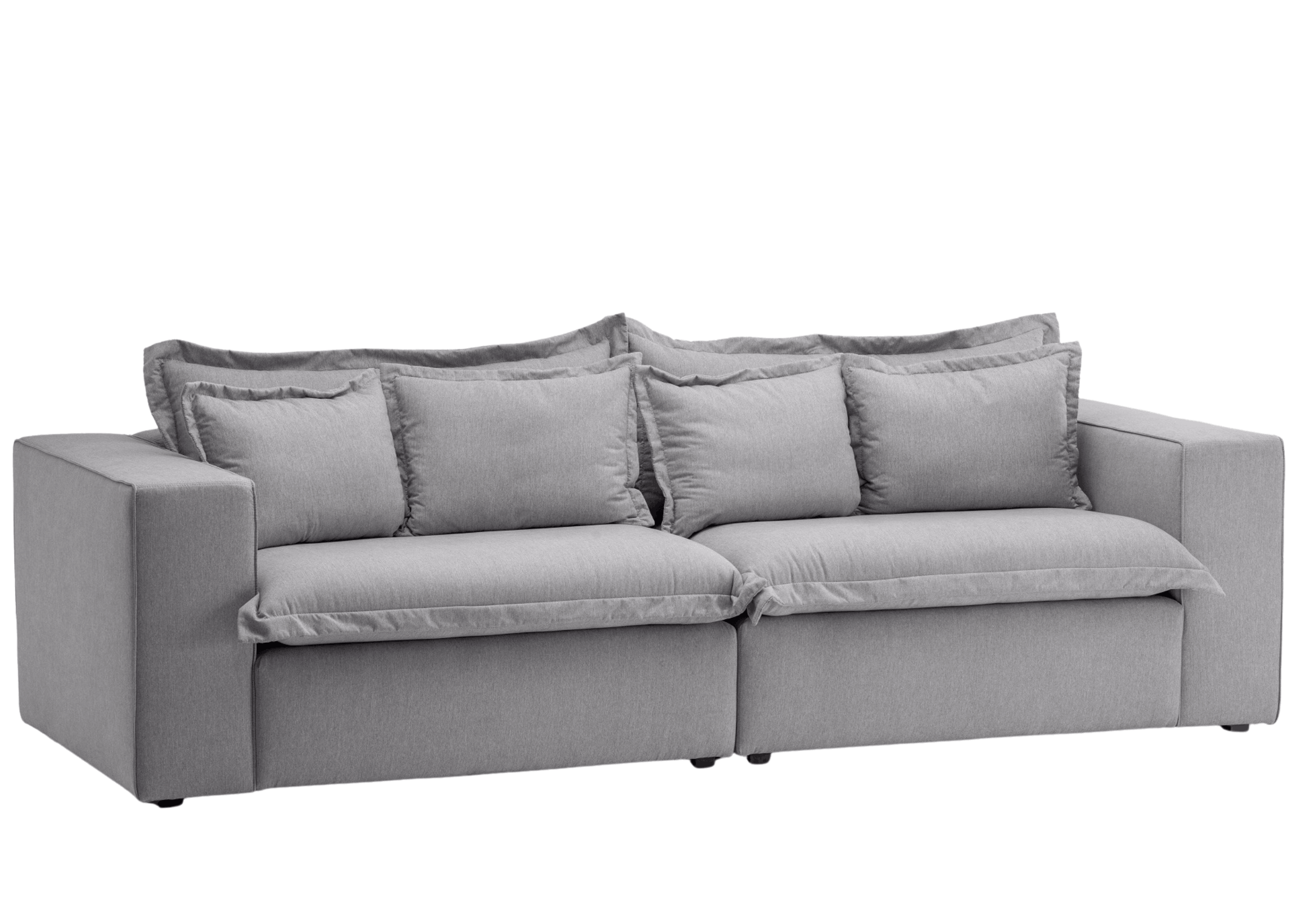 Sofá Vicente cinza com design moderno, braços largos e almofadas soltas, ideal para sala de estar contemporânea.