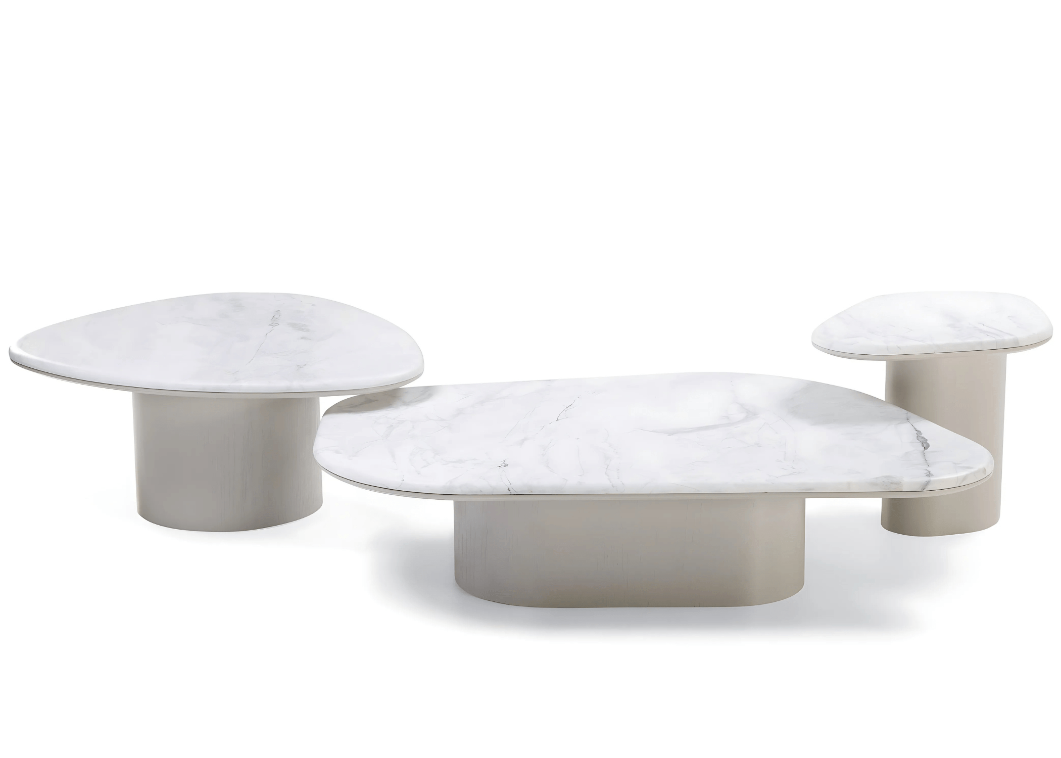 Trio de mesas de centro Clara com tampos orgânicos de mármore e design fluido.