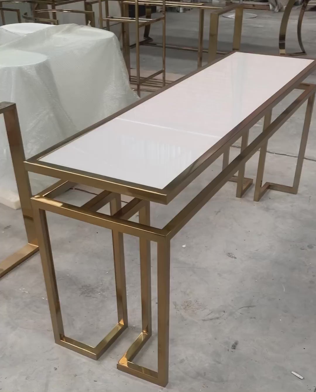 Assista ao vídeo e conheça o Aparador Amabylle, uma peça elegante com tampo em MDF e base em aço inox, que irá transformar e iluminar o seu ambiente com seu design moderno e detalhes dourados.