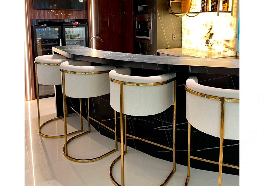 Design curvo ergonômico da banqueta Vegas, proporcionando suporte ao corpo durante longos períodos de uso.