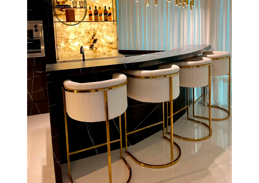 Design curvo ergonômico da banqueta Vegas, proporcionando suporte ao corpo durante longos períodos de uso.